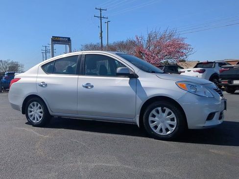 Used 2014 Nissan Versa SV image 2