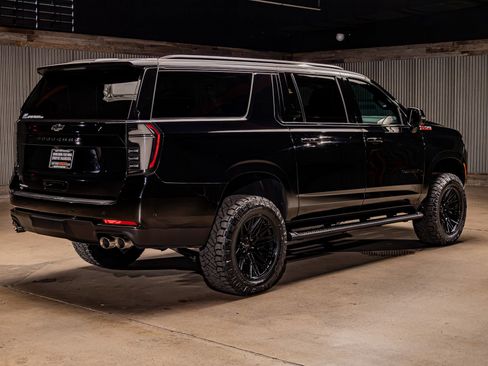 Used 2025 Chevrolet Suburban Z71 w/ Comfort Package image 10