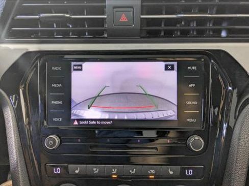 Used 2022 Volkswagen Passat 2.0T SE image 31