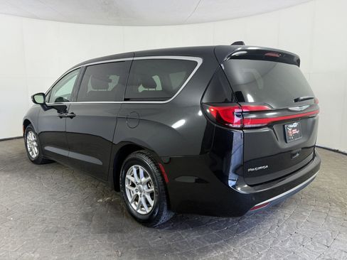 Used 2023 Chrysler Pacifica Touring-L FWD image 5