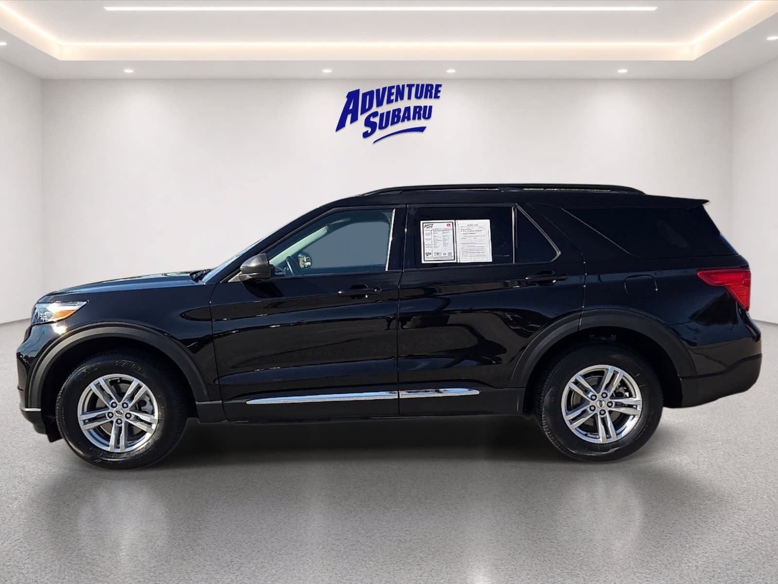 Used 2023 Ford Explorer XLT w/ Equipment Group 202A AWD/4WD image 4