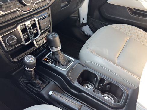 Used 2023 Jeep Wrangler Unlimited Sahara AWD/4WD image 17