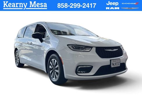 Used 2024 Chrysler Pacifica Limited FWD image 1