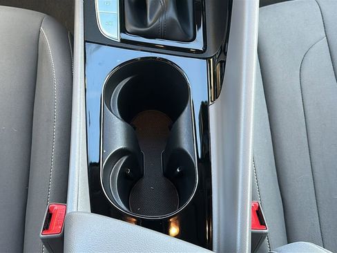 Certified 2025 Hyundai Elantra SEL image 29