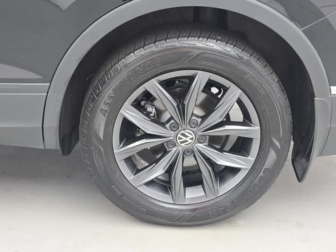 Certified 2024 Volkswagen Tiguan SE FWD image 34