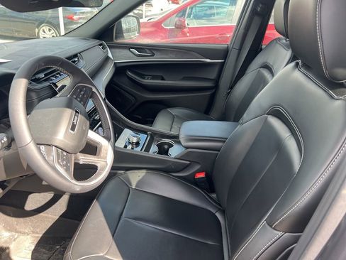 Used 2025 Jeep Grand Cherokee Limited image 11