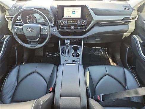 Used 2023 Toyota Highlander XLE FWD image 24