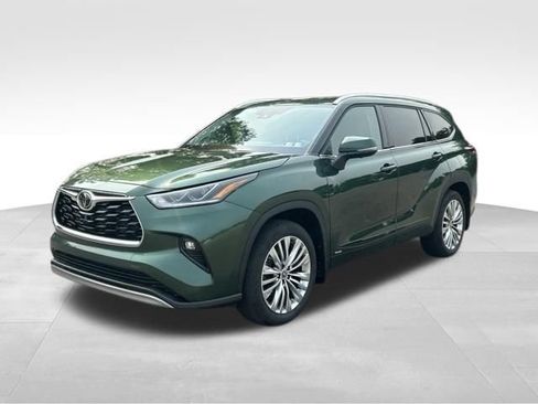 Certified 2025 Toyota Highlander Platinum AWD/4WD image 1