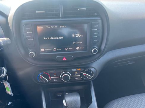 Used 2025 Kia Soul LX w/ LX Technology Package FWD image 17