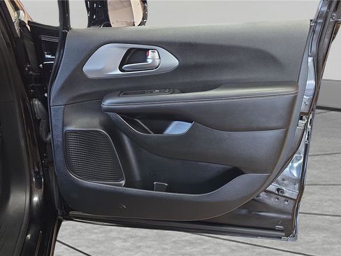 Used 2026 Chrysler Pacifica Limited image 27