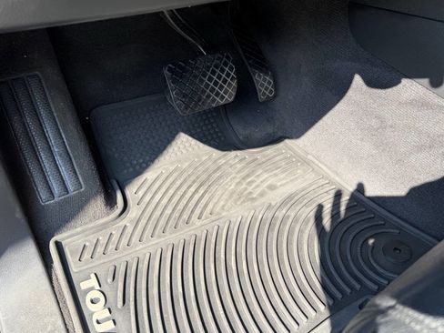 Used 2012 Volkswagen Touareg Sport image 34