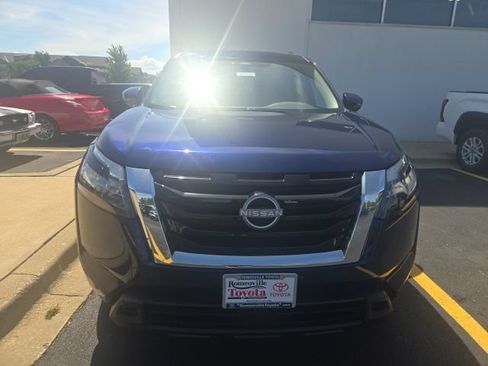Used 2025 Nissan Pathfinder SV FWD image 2