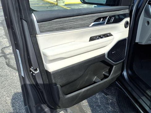 Used 2022 Jeep Wagoneer Series II w/ Premium Group I AWD/4WD image 15
