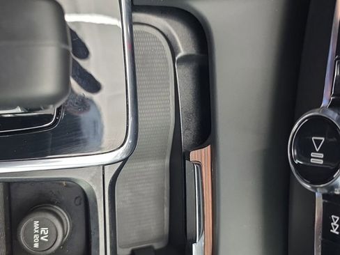 Used 2023 Volvo XC60 B5 Plus image 33