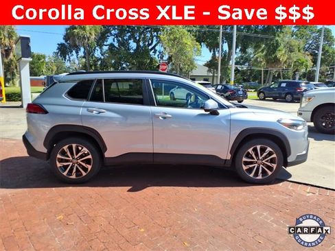 Used 2024 Toyota Corolla Cross XLE image 8
