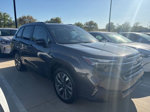 Used 2025 Subaru Forester Touring image 3