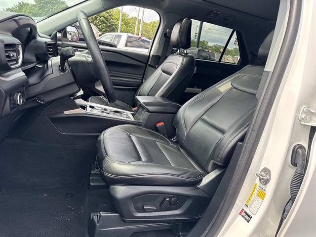 Used 2023 Ford Explorer XLT w/ Equipment Group 202A AWD/4WD image 29