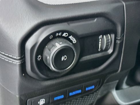 Used 2024 Jeep Wrangler Unlimited Sahara AWD/4WD image 16
