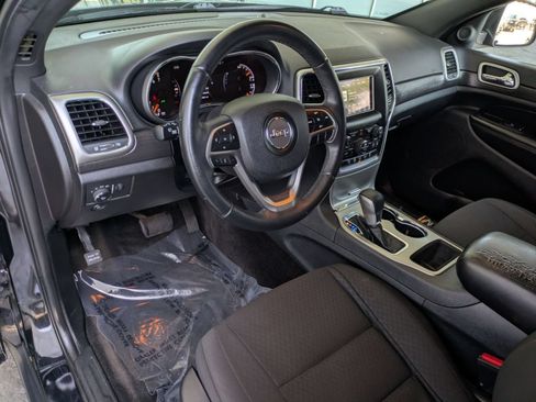 Used 2018 Jeep Grand Cherokee Laredo RWD image 12