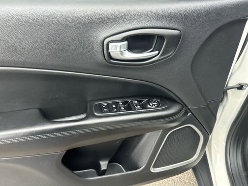 Used 2021 Jeep Compass Latitude image 10