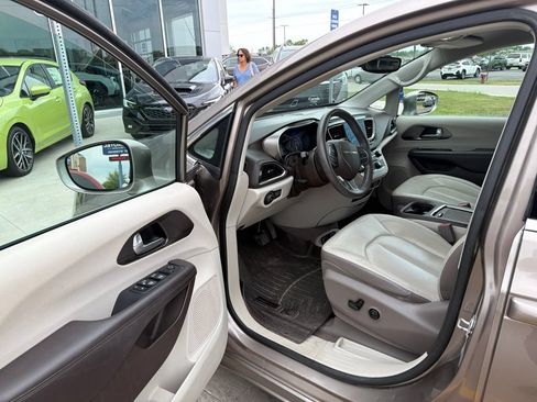 Used 2017 Chrysler Pacifica Touring-L Plus FWD image 6