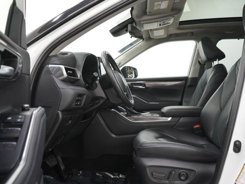 Used 2025 Toyota Highlander Platinum image 24
