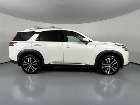Used 2024 Nissan Pathfinder Platinum AWD/4WD image 8