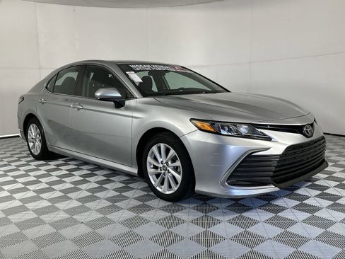 Used 2021 Toyota Camry LE image 2