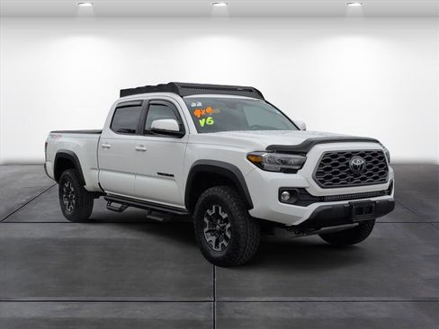 Used 2022 Toyota Tacoma TRD Off-Road image 2