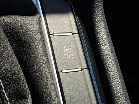 Used 2025 Volkswagen Taos SE image 21