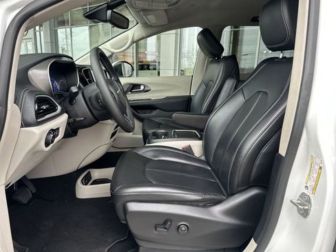 Used 2023 Chrysler Pacifica Touring-L FWD image 10