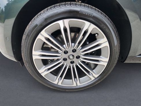 New 2025 Land Rover Range Rover Long Wheelbase SE AWD/4WD image 8