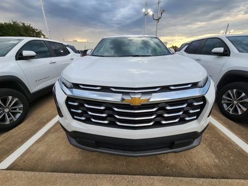 Used 2026 Chevrolet Equinox LT FWD image 2