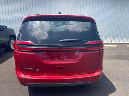 Used 2025 Chrysler Pacifica Limited FWD image 4