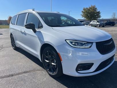 New 2026 Chrysler Pacifica Limited w/ S Appearance Package