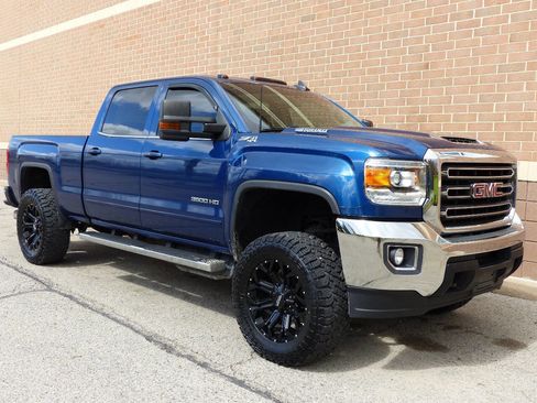 Used 2018 GMC Sierra 3500 SLE w/ SLE Preferred Package AWD/4WD image 11