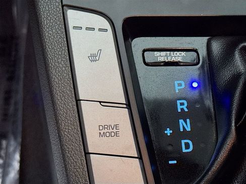 Used 2017 Hyundai Elantra Limited w/ Limited Tech Package 04 FWD image 21