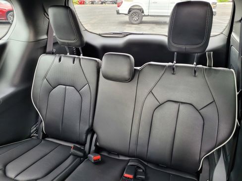 New 2026 Chrysler Pacifica Limited w/ Uconnect Theater Family Group image 12