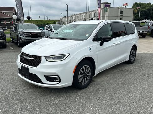Used 2024 Chrysler Pacifica Limited FWD image 3