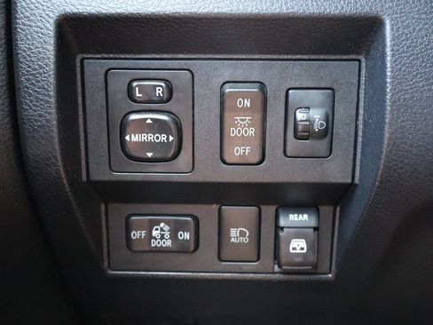 Used 2018 Toyota Tundra Limited w/ Limited Premium Package AWD/4WD image 29