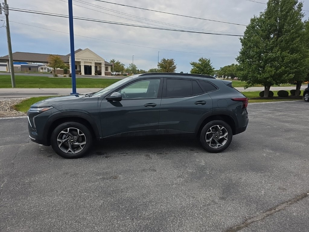 Used 2026 Chevrolet Trax LT FWD image 2