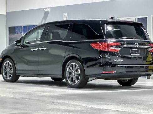 Used 2024 Honda Odyssey Elite image 3