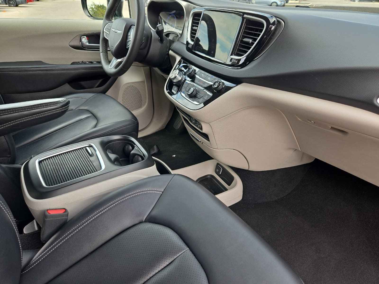 Used 2024 Chrysler Pacifica Touring-L FWD image 16