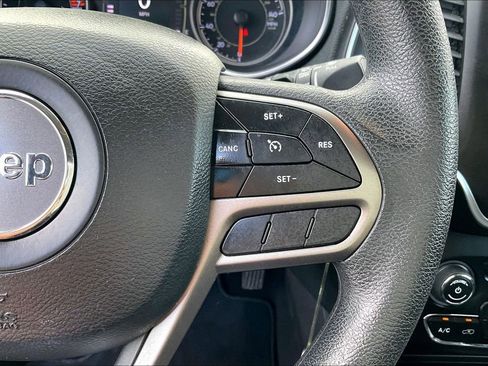 Used 2019 Jeep Cherokee Latitude w/ Popular Appearance Group FWD image 18