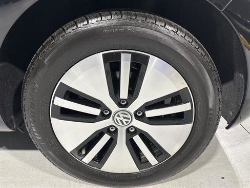 Used 2016 Volkswagen e-Golf SE image 10