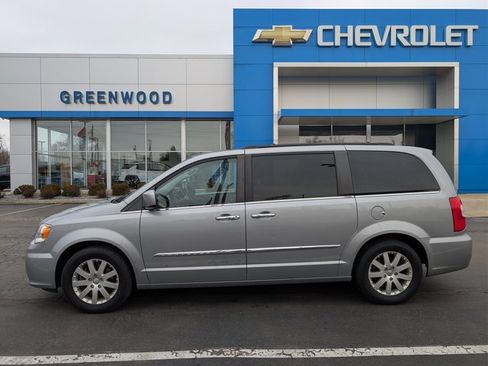 Used 2015 Chrysler Town & Country Touring w/ Driver Convenience Group image 2