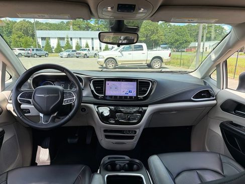 Used 2023 Chrysler Pacifica Touring-L FWD image 8