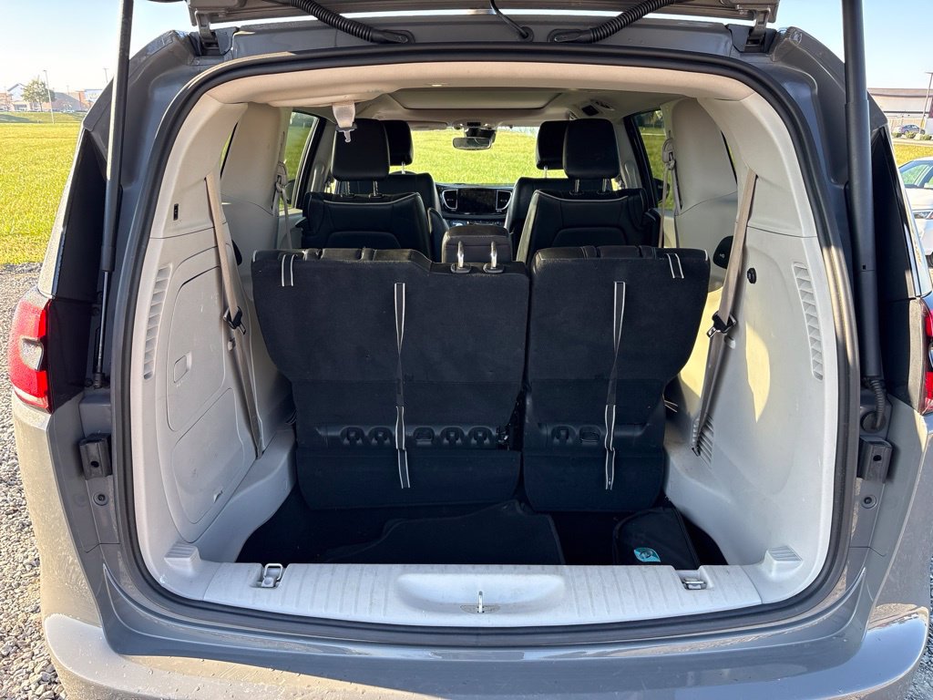 Used 2022 Chrysler Pacifica Limited FWD image 9