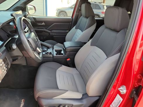 Used 2025 Toyota Tacoma TRD Sport w/ TRD Sport Upgrade Package image 16