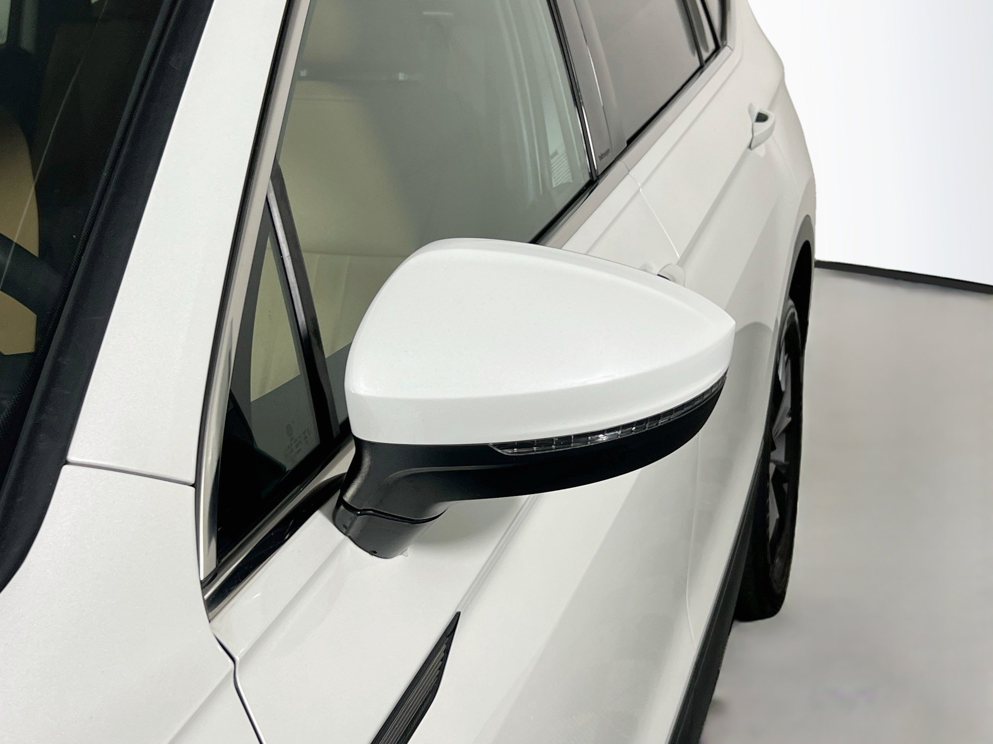 Used 2023 Volkswagen Tiguan SE w/ Panoramic Sunroof Package FWD image 12